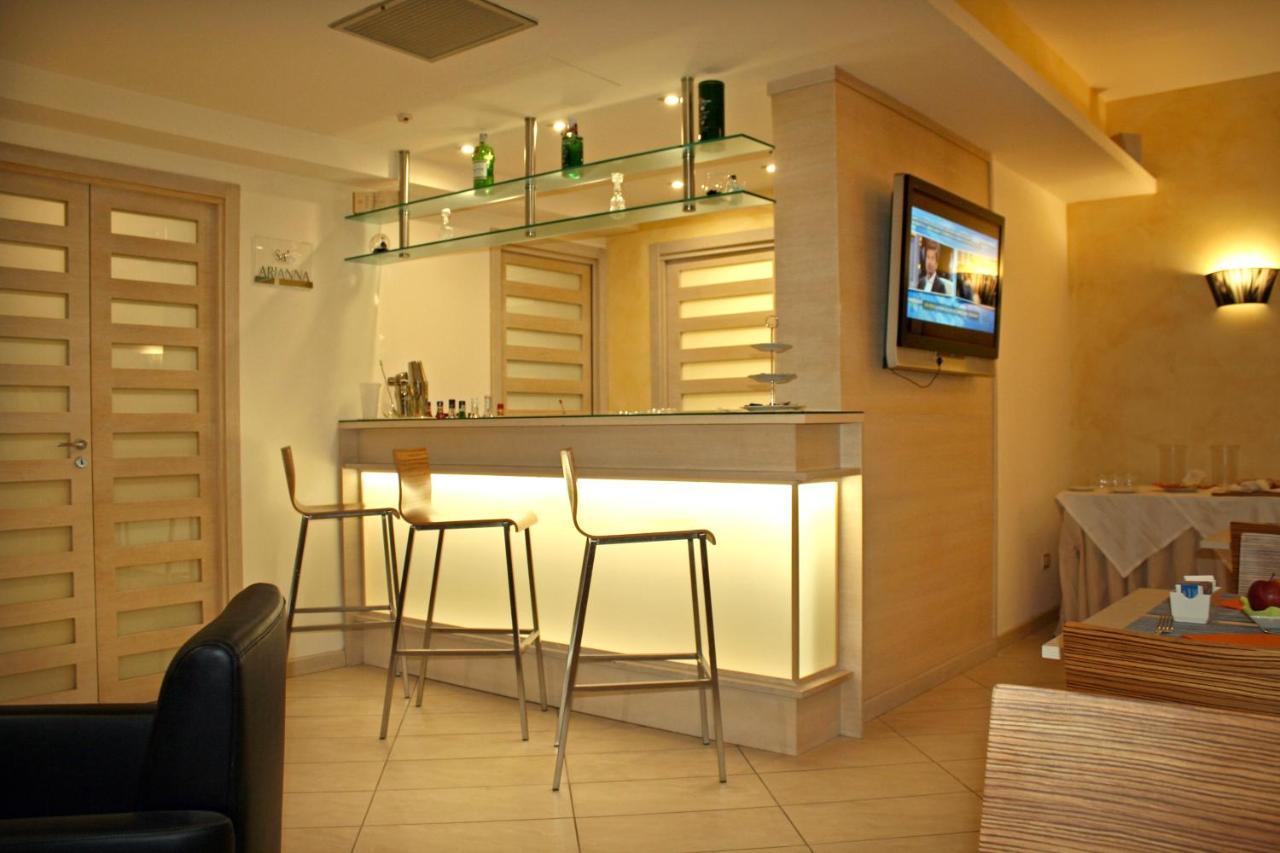 Hotel Villa Cibele คาตาเนีย ภายนอก รูปภาพ